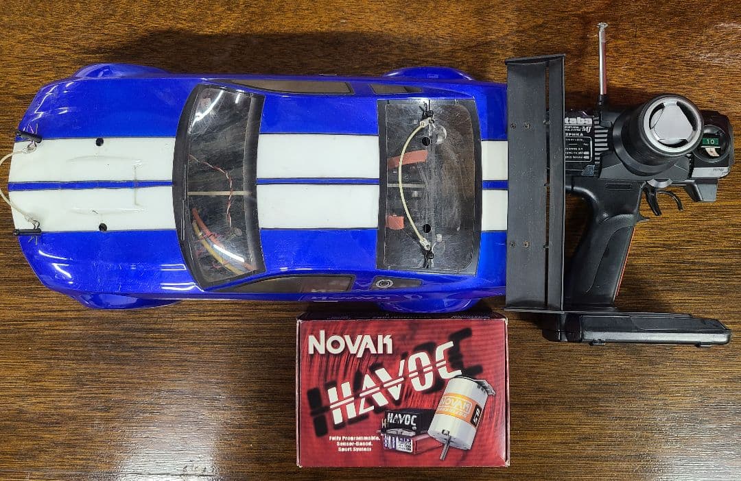 ラジコンカーとFutabaコントローラー