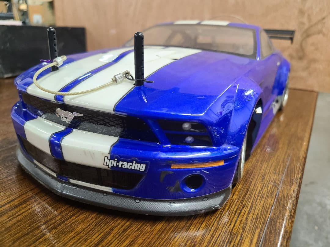 ラジコンカーとFutabaコントローラー