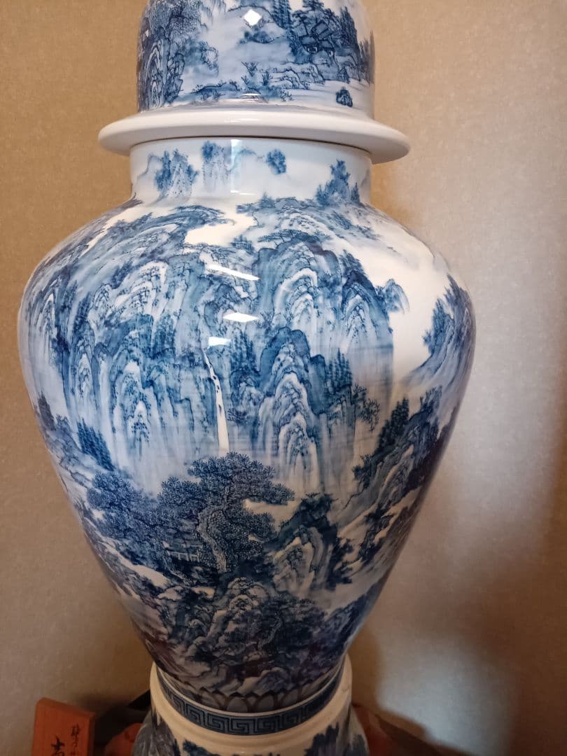 有田焼　青白磁の大壺 木製台座付き