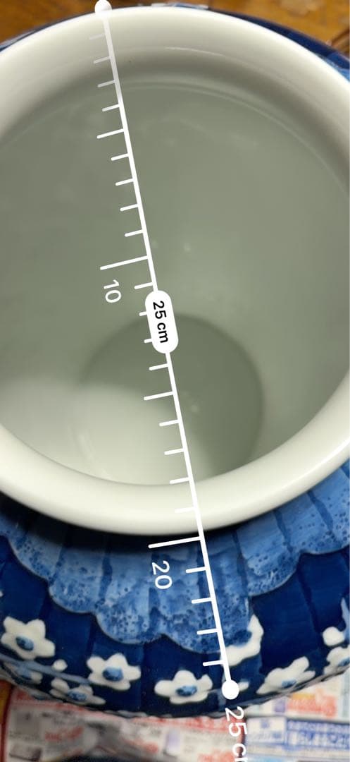 青地に白い花模様の陶器の花瓶