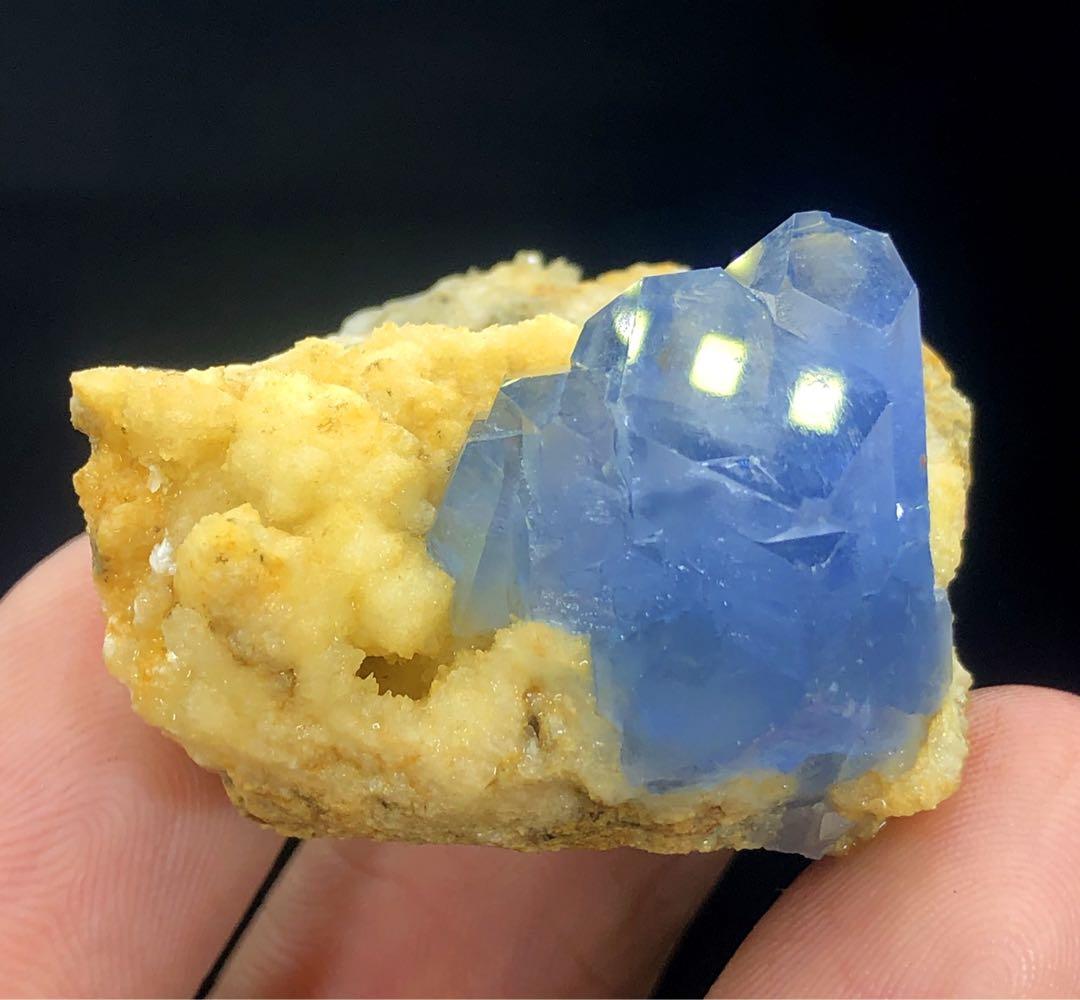 方解石を含むブルーセレスティンクリスタル。