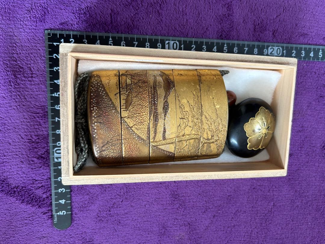 漆塗り印籠 金地の山景色 根付 家紋入り 薬入れ 小物入れ 時代物