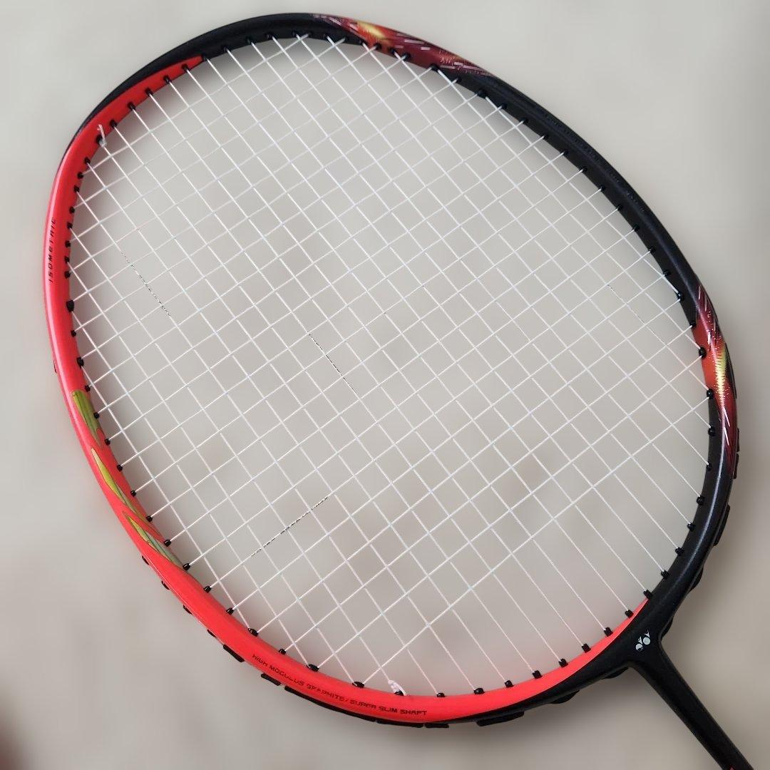 アストロクス77 バドミントンラケット 赤と黒
