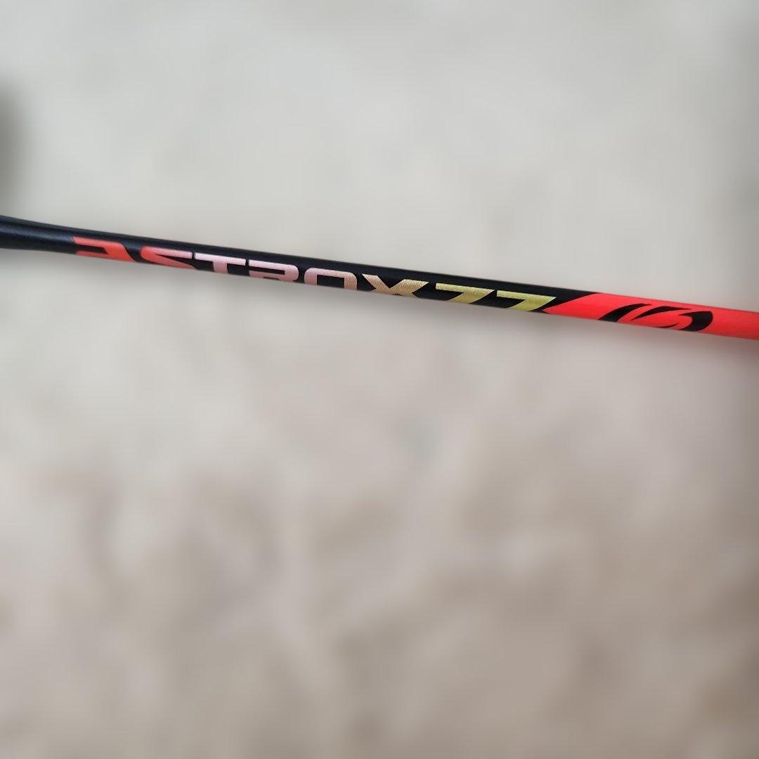 アストロクス77 バドミントンラケット 赤と黒