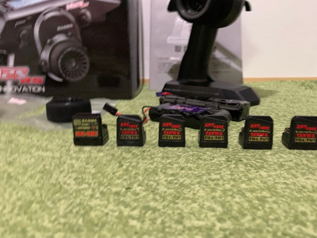 サンワM12S RS、バッテリー2個、受信機7個付属