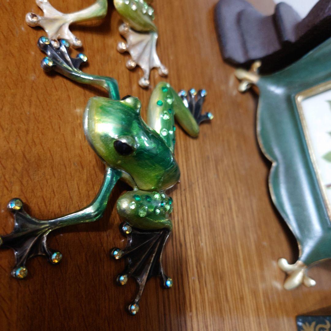 緑色のエナメル製カエルの置物2点