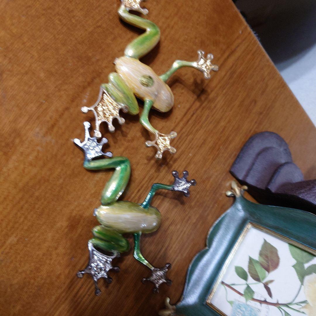 緑色のエナメル製カエルの置物2点