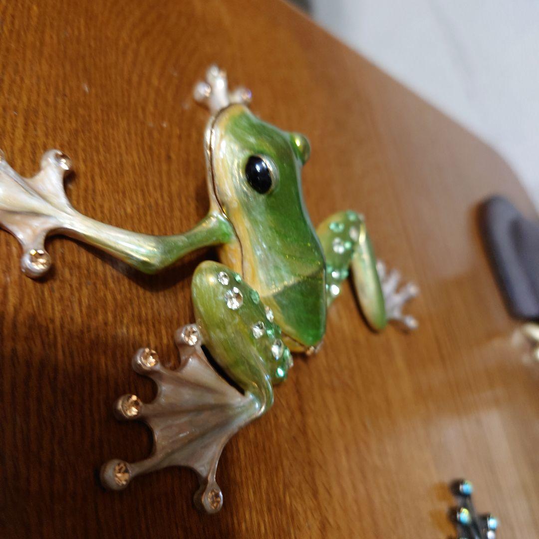 緑色のエナメル製カエルの置物2点