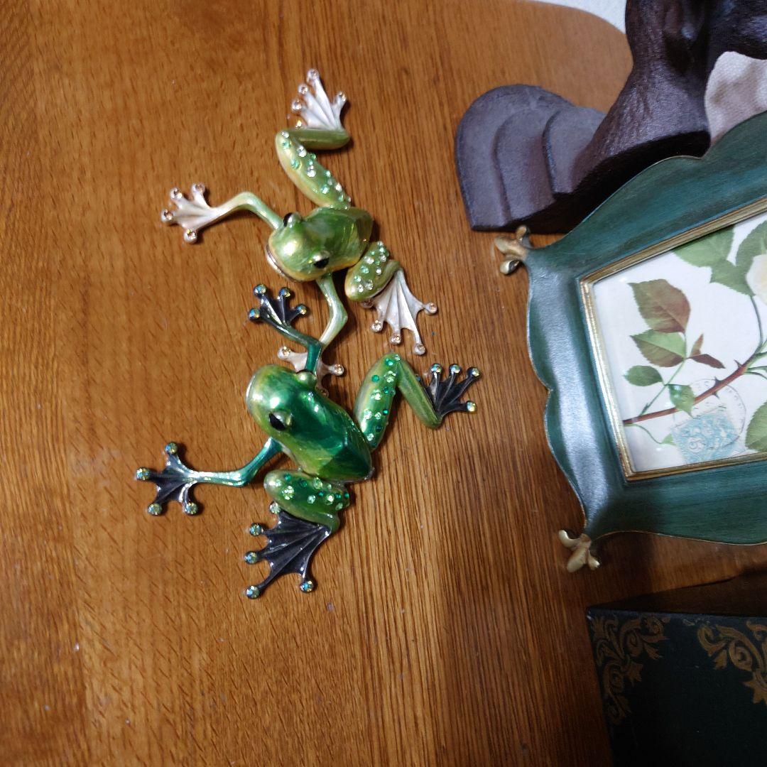 緑色のエナメル製カエルの置物2点