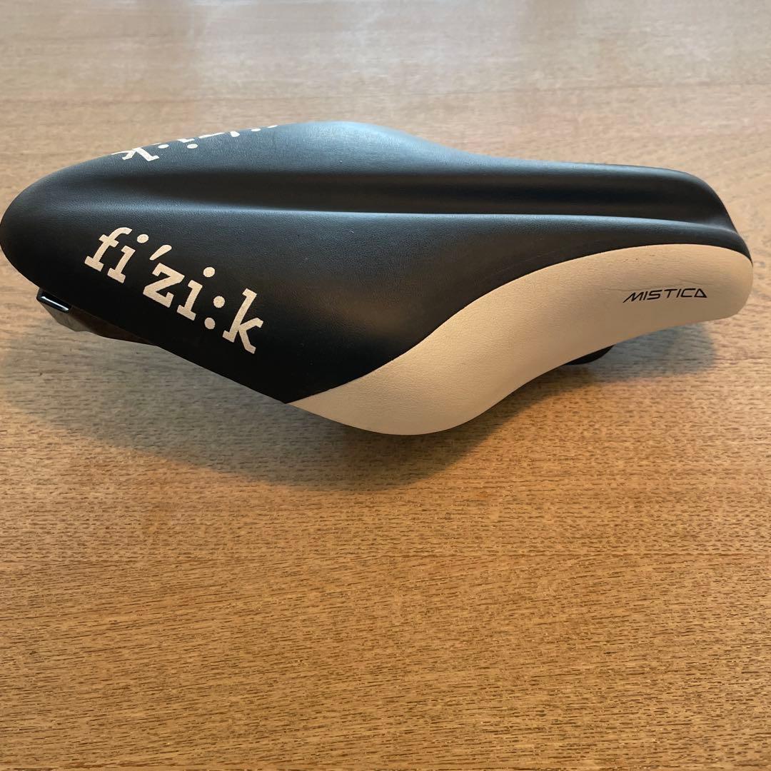 fi'zi:k Mistica カーボンブレイデッド サドル