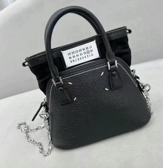 新品 未使用 ブラック ミニサイズ ハンドバッグ