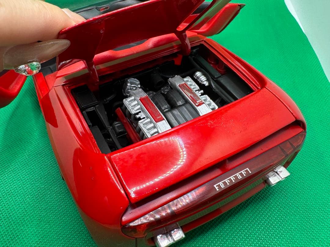Ferrari Mythos 1/18スケール ミニカー 赤