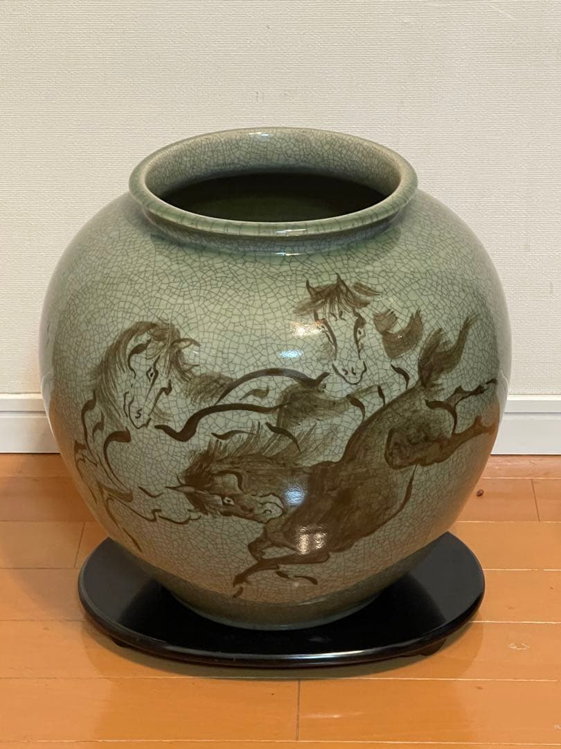 古い大堀相馬焼骨董希少品。特大，大形冰裂開片壺　描金奔馬柄。希少美品。