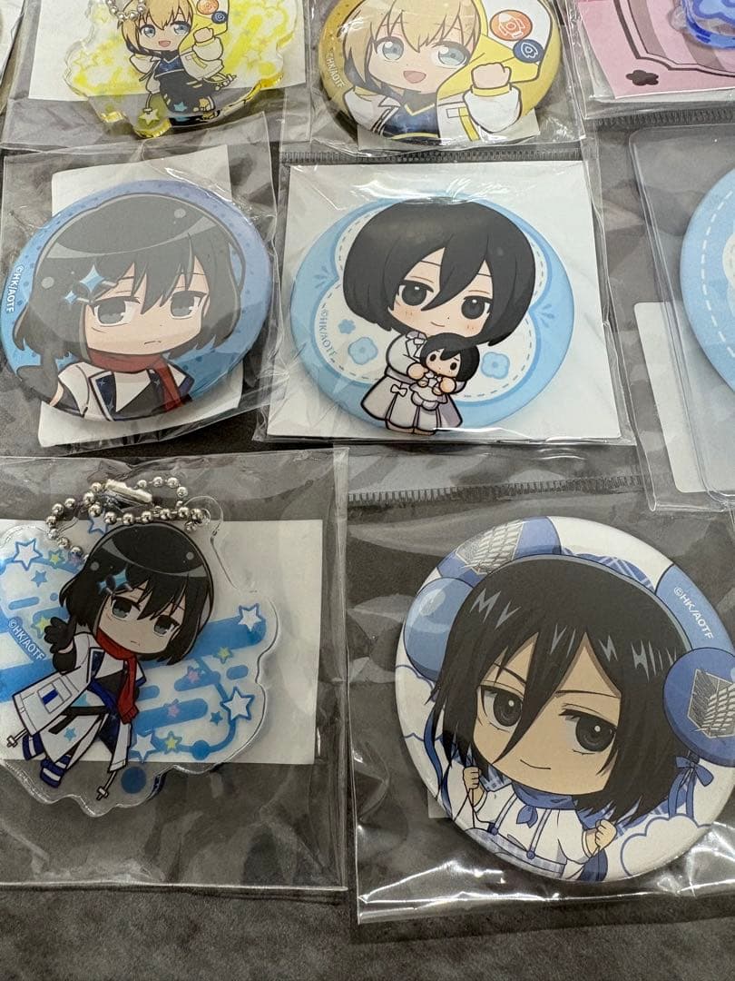 進撃の巨人　グッズ　まとめ売り　アクリルキーホルダー　缶バッジ