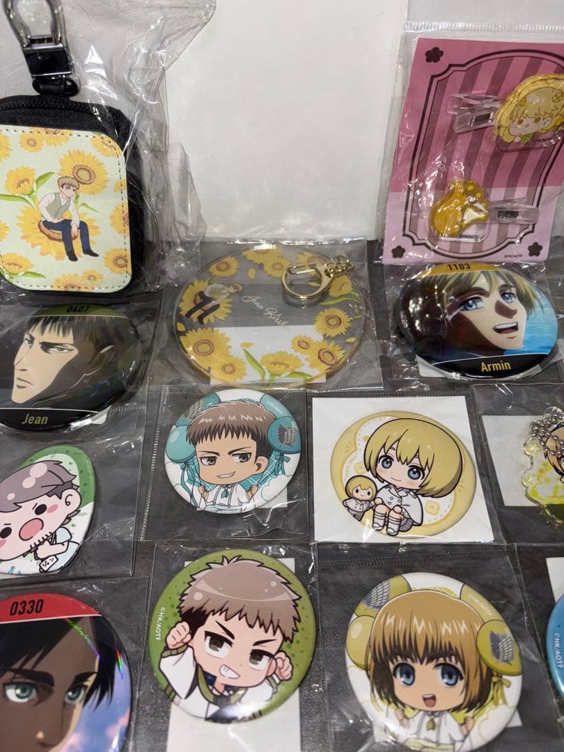 進撃の巨人　グッズ　まとめ売り　アクリルキーホルダー　缶バッジ