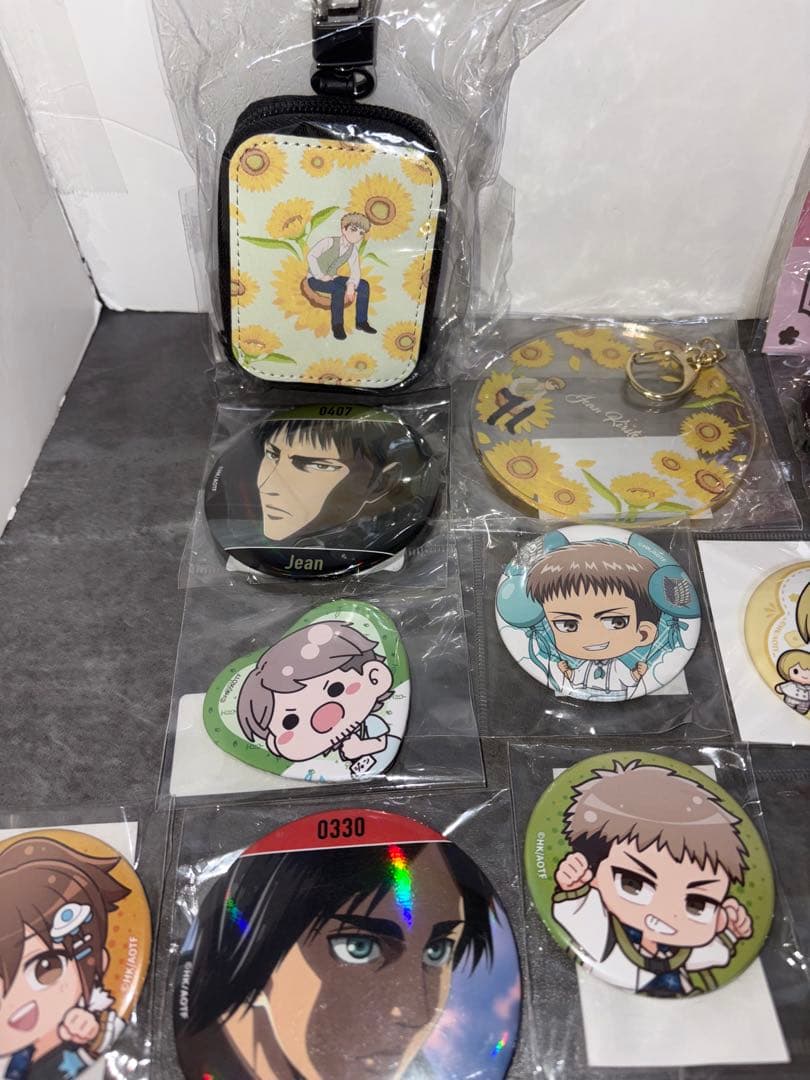 進撃の巨人　グッズ　まとめ売り　アクリルキーホルダー　缶バッジ