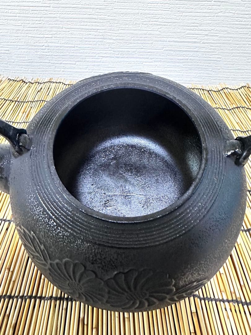 未使用品、供箱、栞付　南部及春南部宝星堂造　２２型　平丸菊　鉄瓶　南部鉄瓶