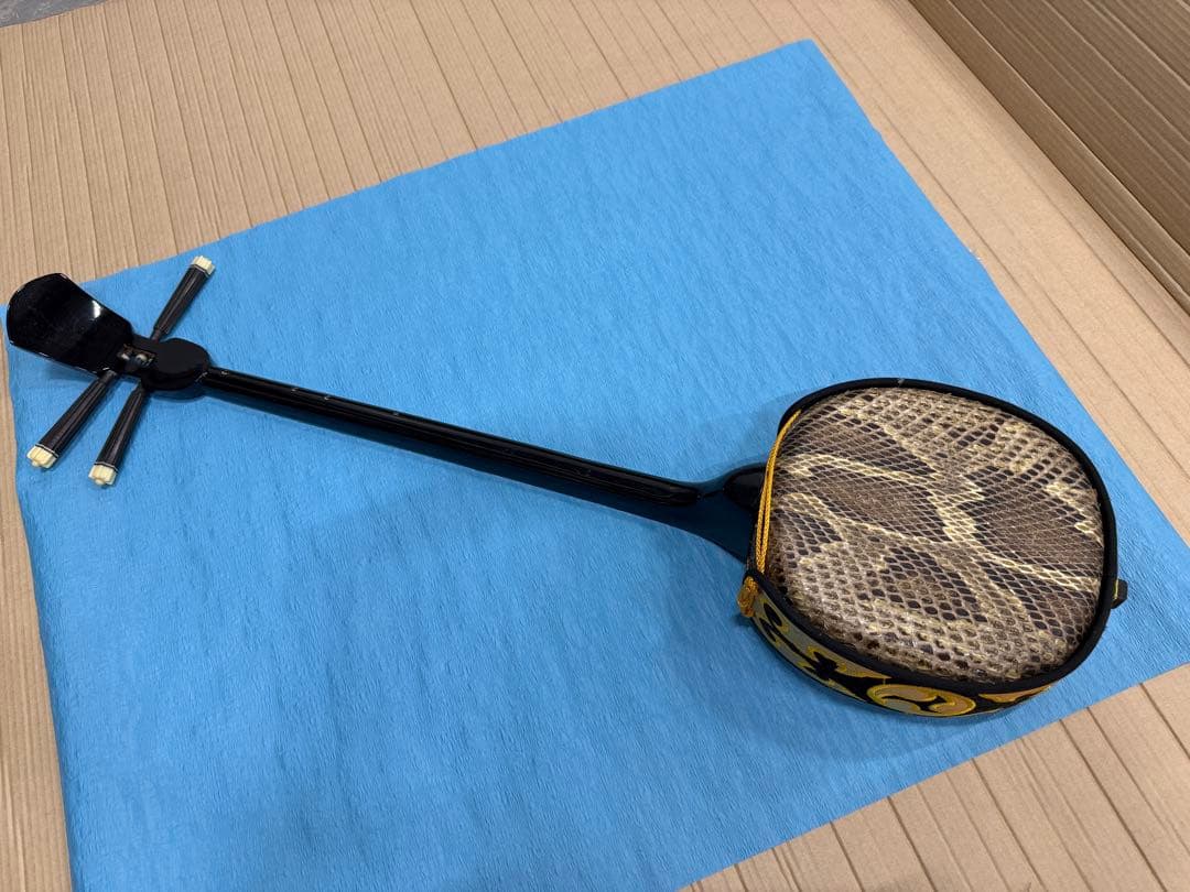 【ケース付き】伝統的な三線 ヘビ皮胴部 金色刺繍