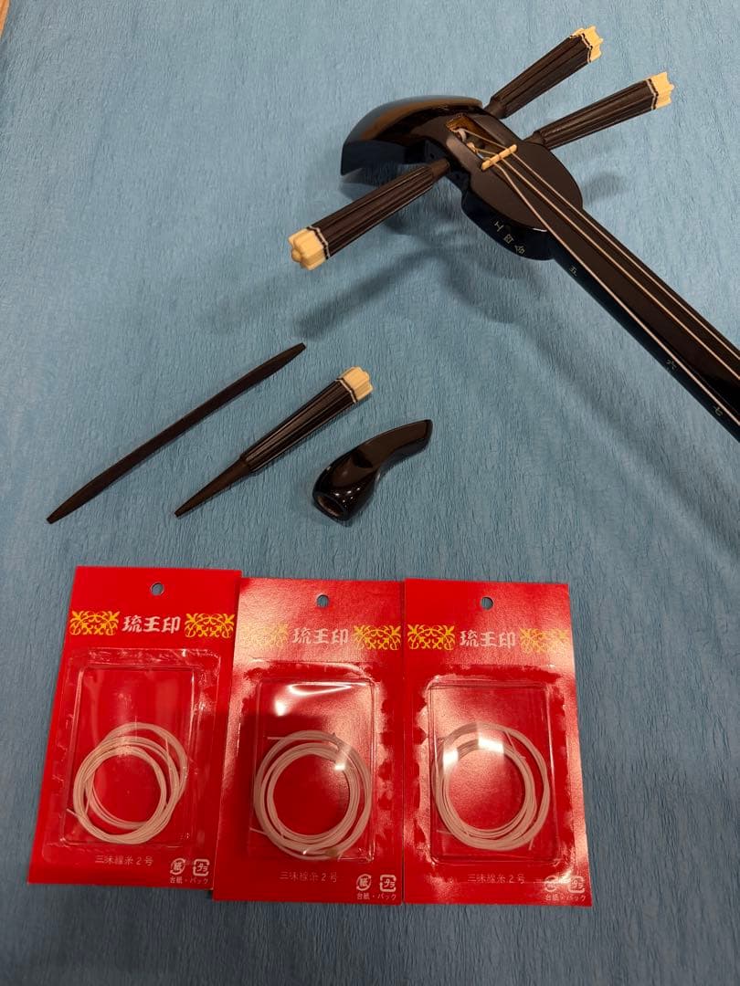 【ケース付き】伝統的な三線 ヘビ皮胴部 金色刺繍