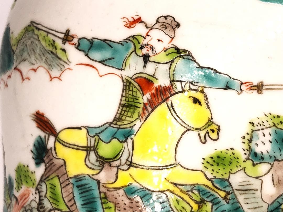 【 大清雍正年製小壺 】　五彩粉彩　騎馬合戦図