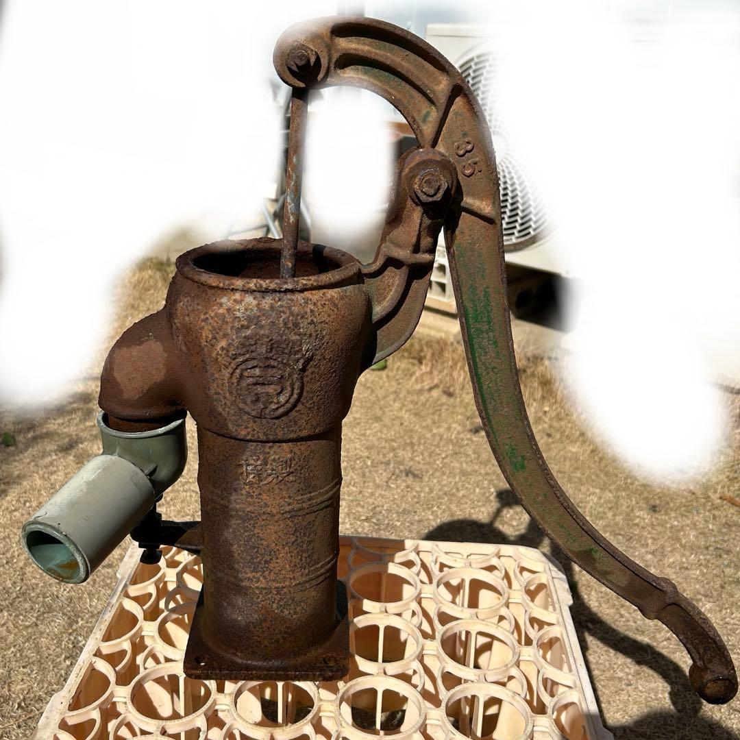 手押し井戸ポンプ　レトロ井戸ポンプ　ガッチャンポンプ　ジャンクガーデン　昭和