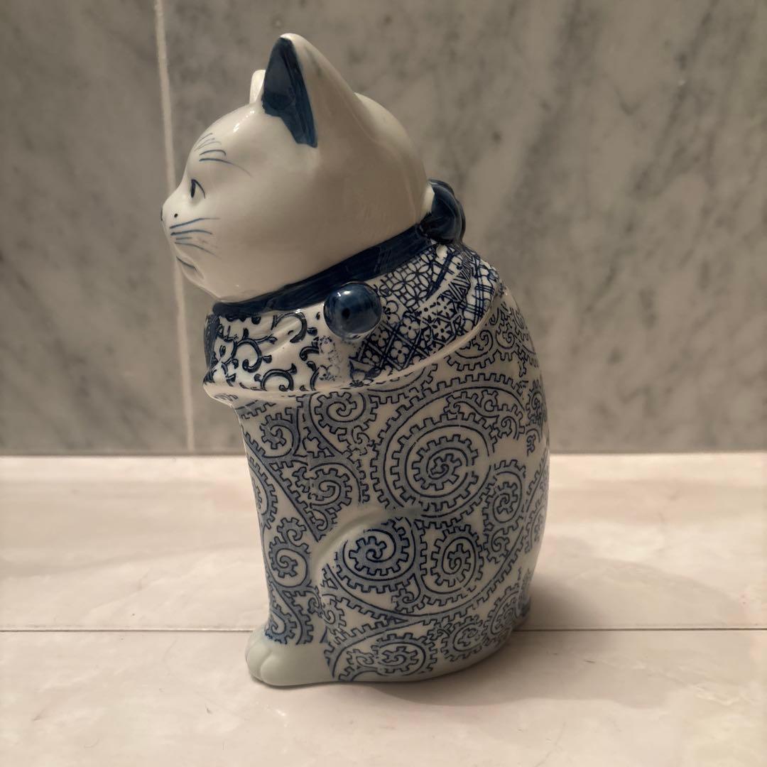 アンティーク　瞳やまつ毛、ヒゲ、体の唐草模様が美しい陶磁器の招き猫