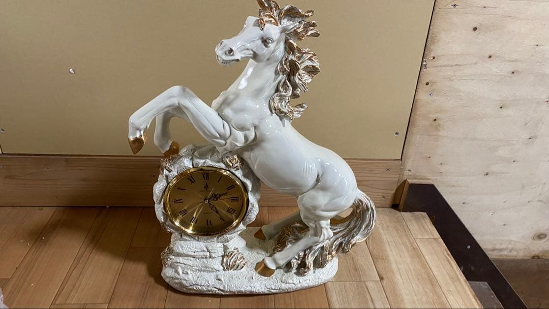 白い馬の陶器時計