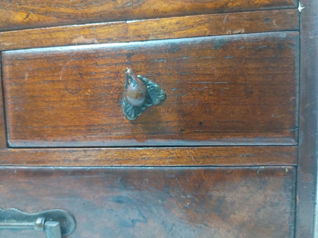 唐木の時代物箪笥(硯箱) 上の引き出右左押て出ます とても可愛ナスのすまみ付