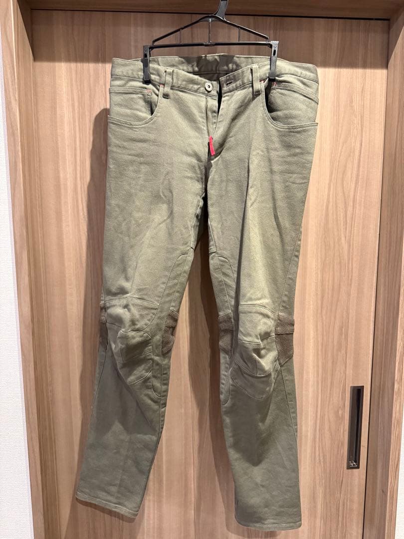 カーキ スリムフィットパンツ サイクリスト向け