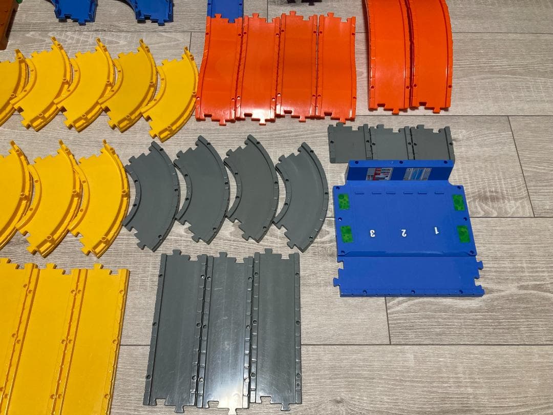 トミカ どうろセット３種類＋橋脚・どうろ等30点以上追加