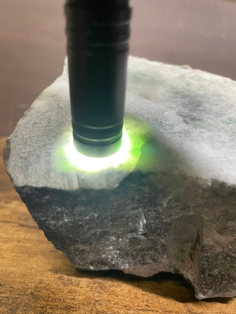 約2300g 糸魚川 翡翠 良質 緑黒