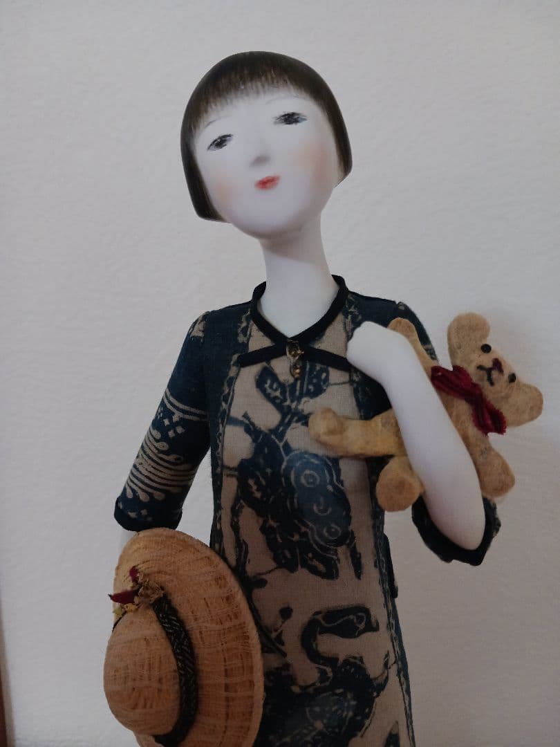 アーティストによる創作人形陶器 　テーマ「赤い靴」