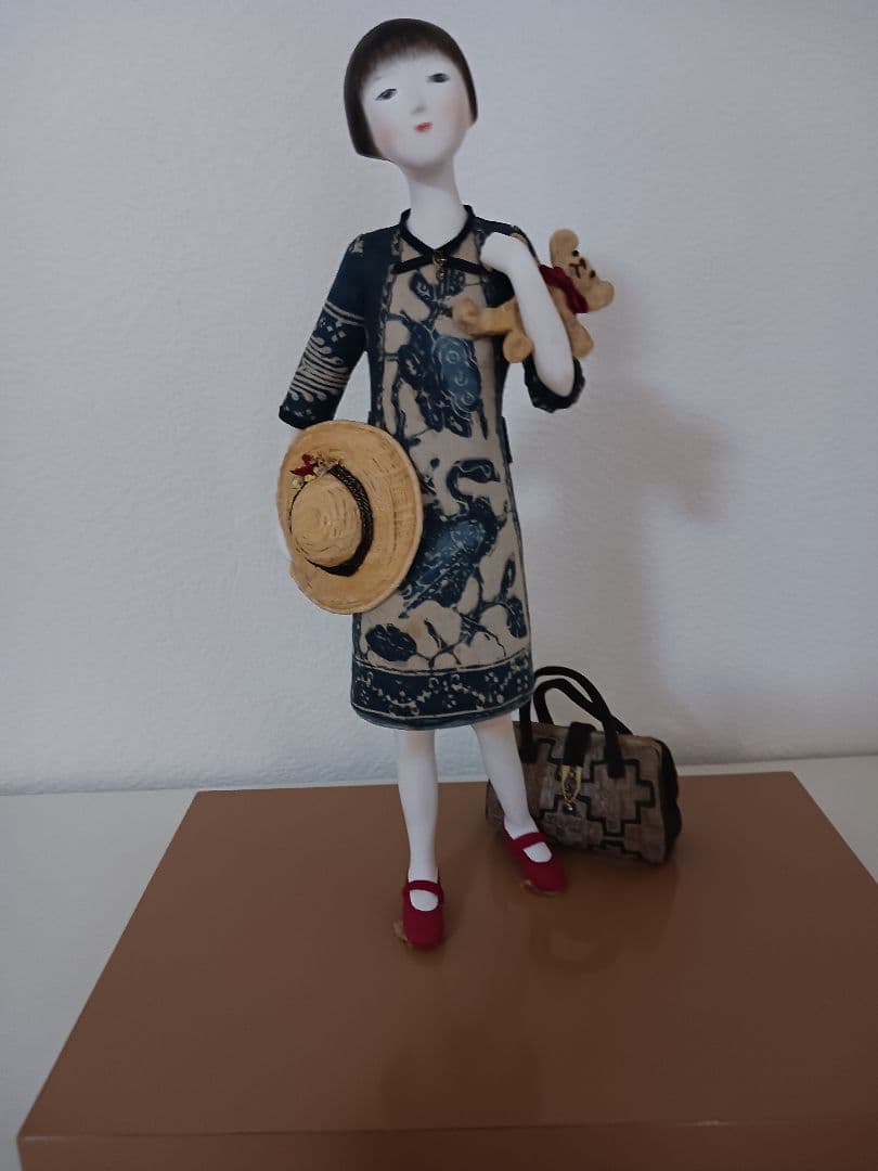 アーティストによる創作人形陶器 　テーマ「赤い靴」