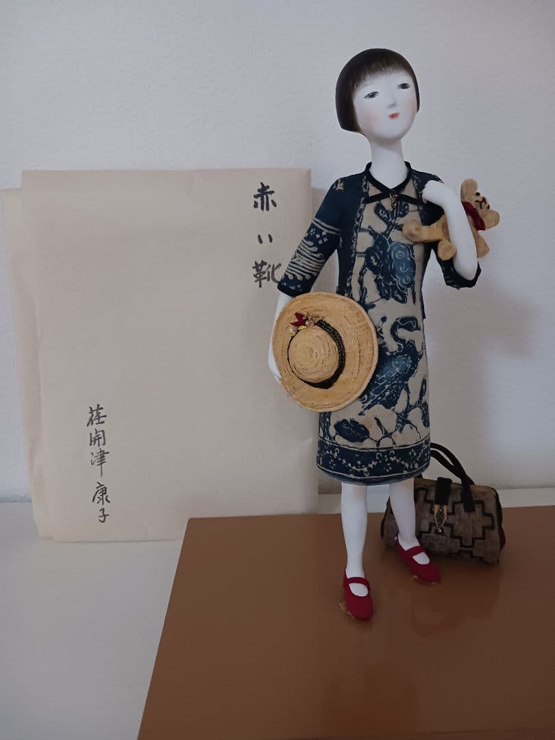 アーティストによる創作人形陶器 　テーマ「赤い靴」