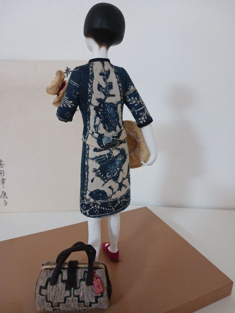 アーティストによる創作人形陶器 　テーマ「赤い靴」