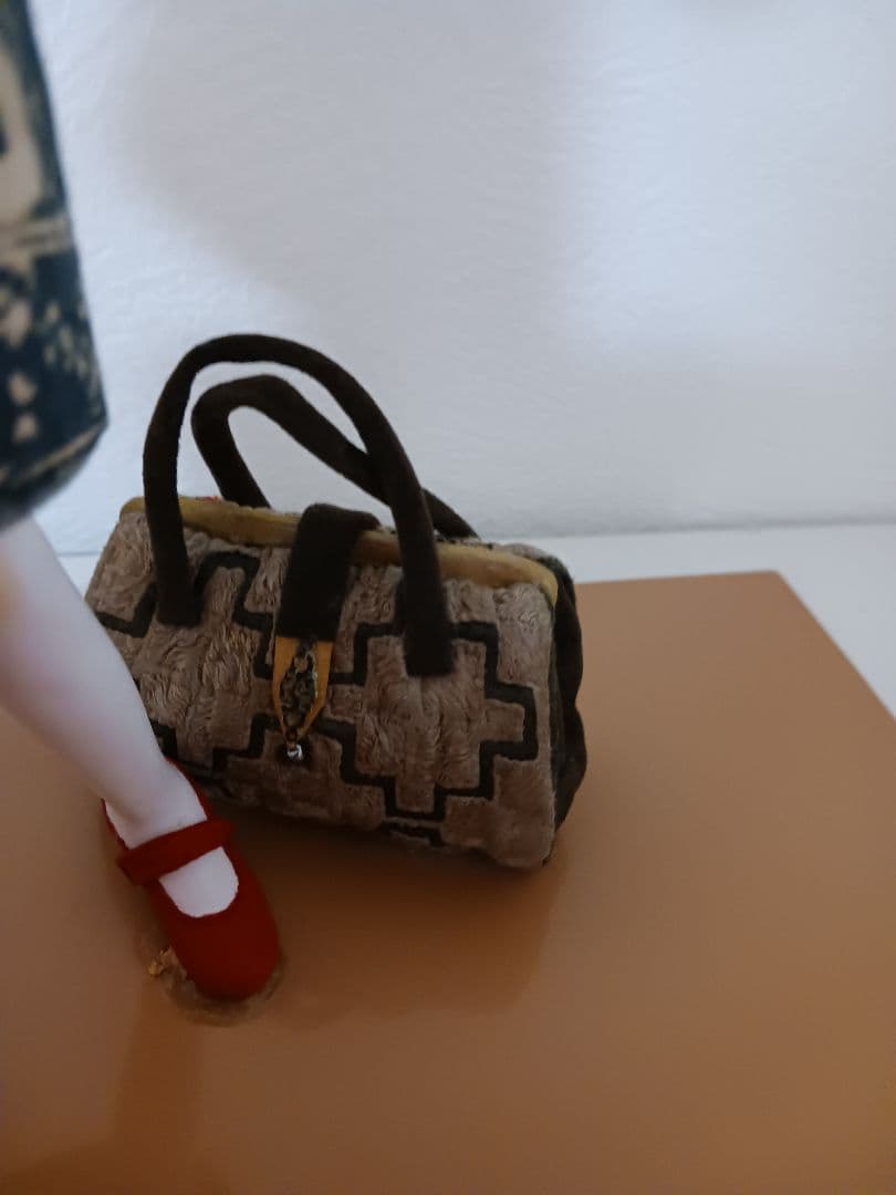 アーティストによる創作人形陶器 　テーマ「赤い靴」