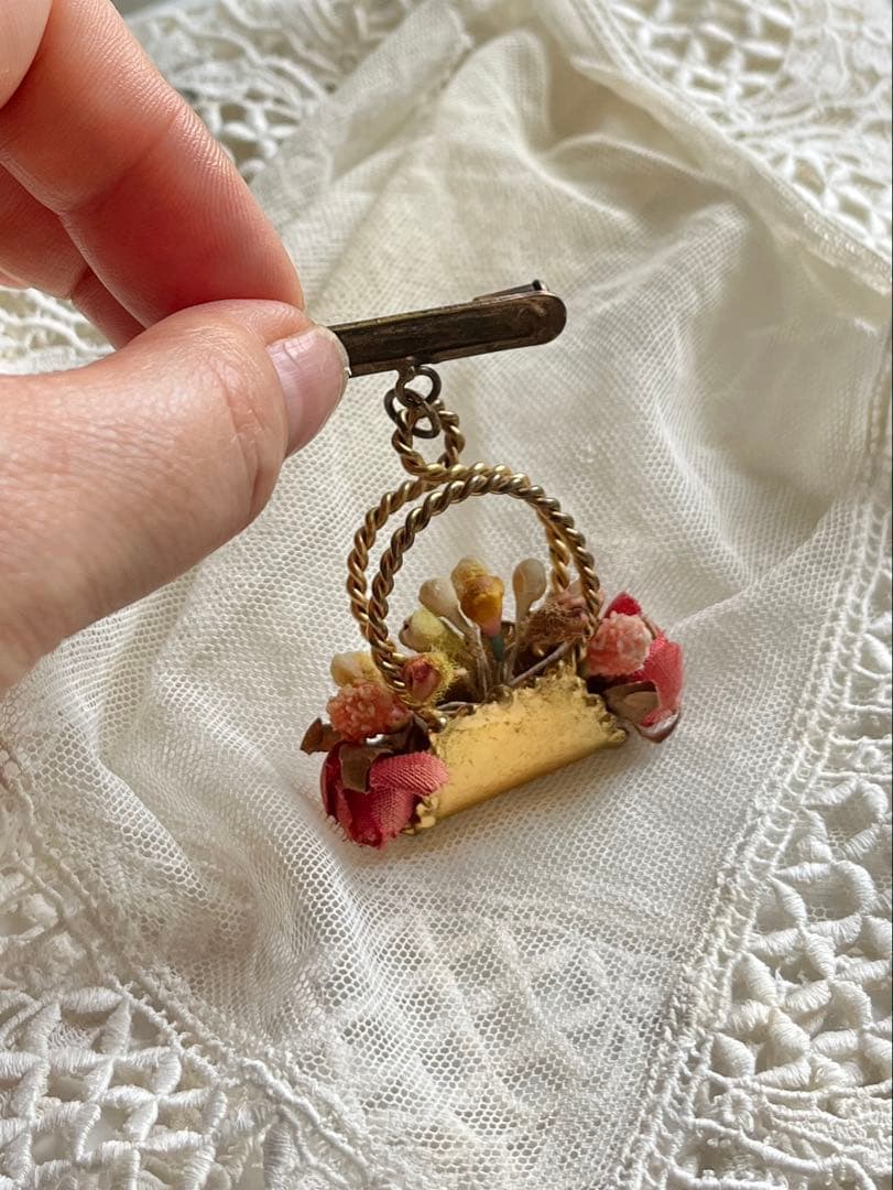 ◆フランスビンテージ｜アクセサリーBブローチ布花ピンクローズブーケ籠コサージュ