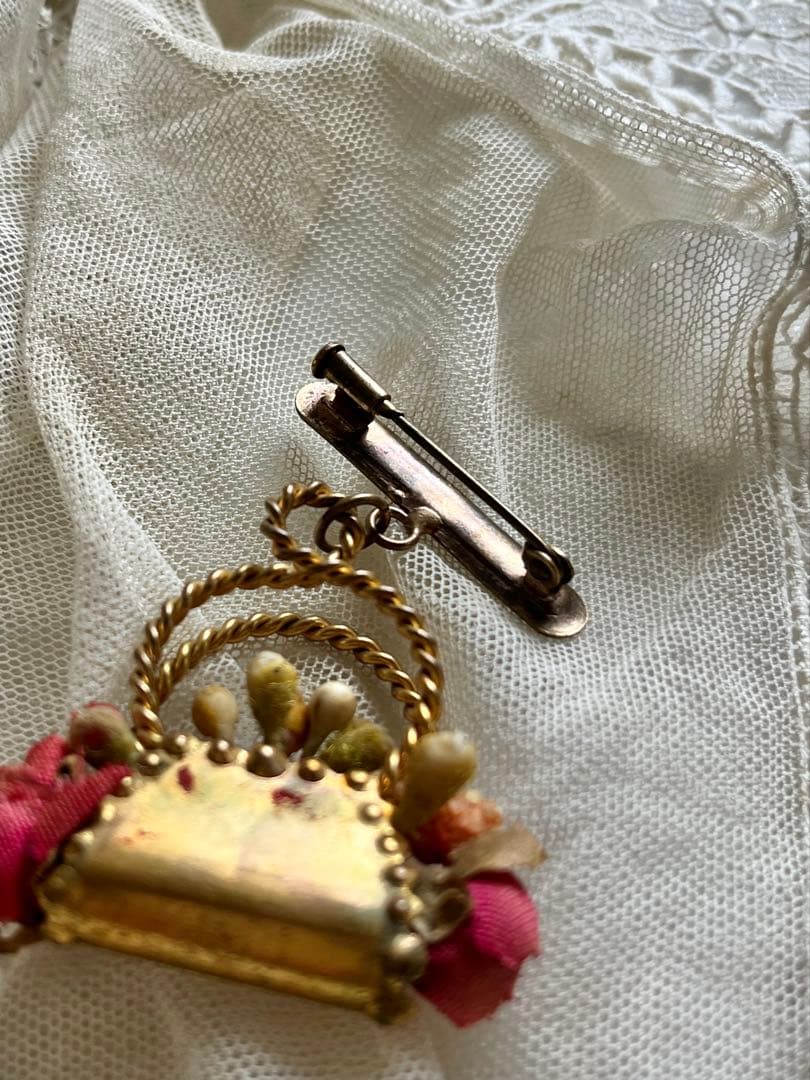 ◆フランスビンテージ｜アクセサリーBブローチ布花ピンクローズブーケ籠コサージュ