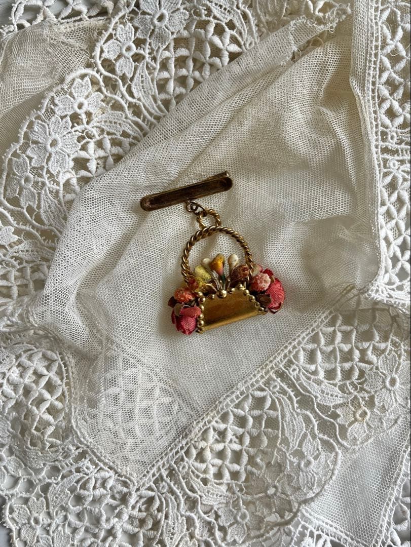 ◆フランスビンテージ｜アクセサリーBブローチ布花ピンクローズブーケ籠コサージュ