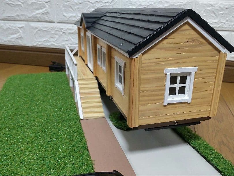 RCトレーラー1/32Scale　木造トレーラーハウス（サービス品・飾り用地付）