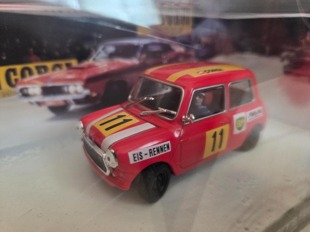 ジオラマケースミニクーパー２台★女王陛下の００７　養蜂家のミニバン　ローバーミニ