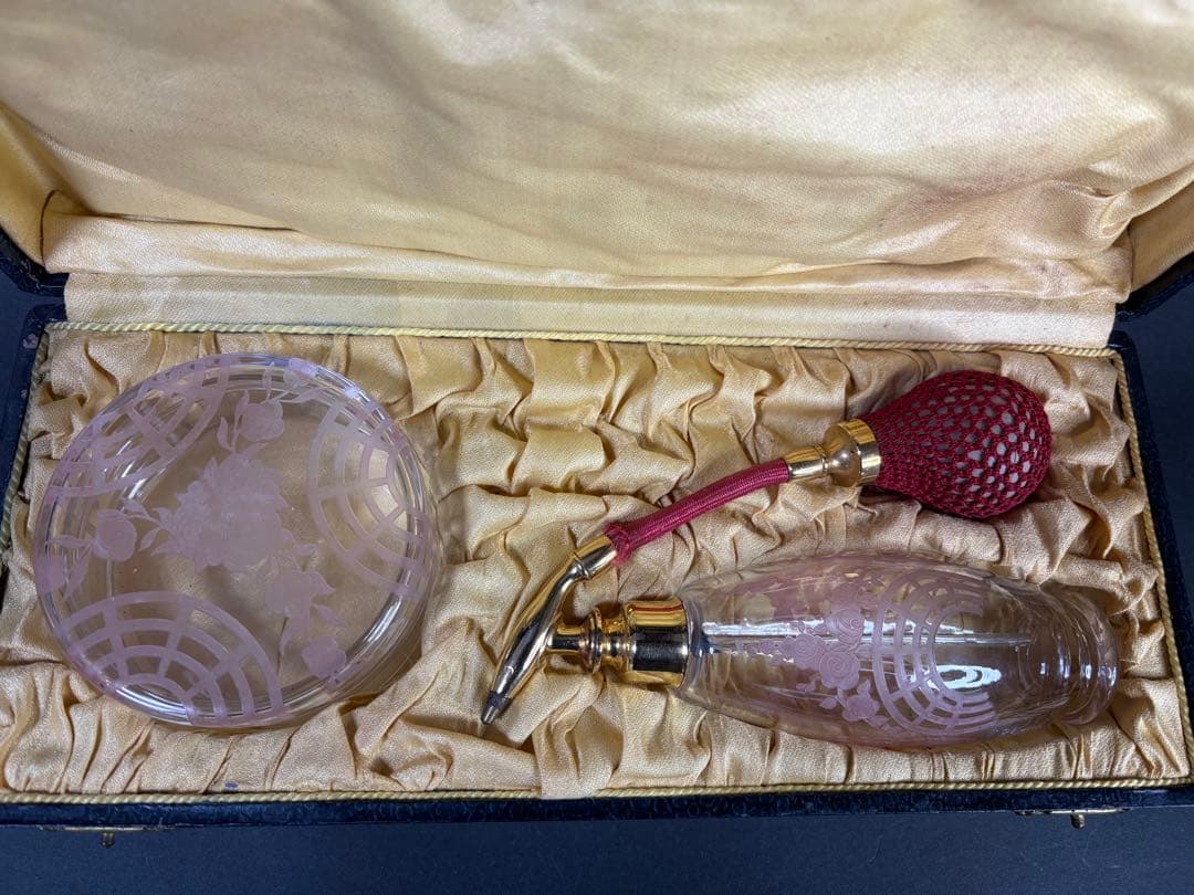 アンティークバカラピンク花柄パウダーケースと香水瓶 当時のケース付き。