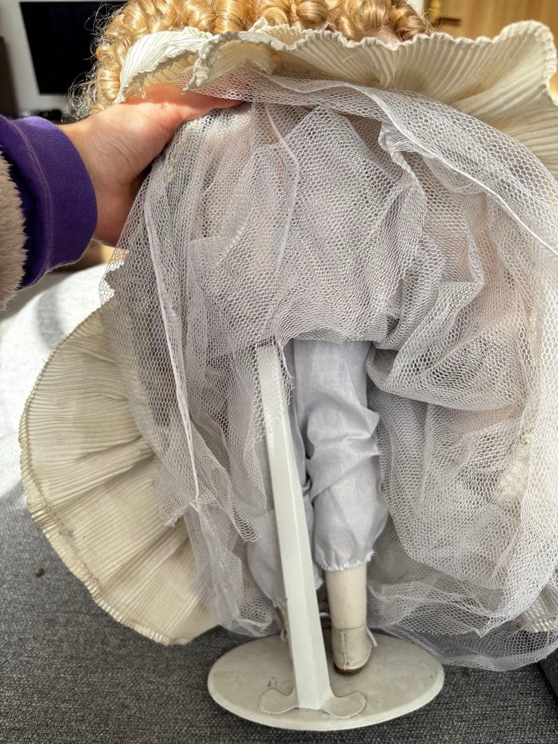 フリル装飾のドール