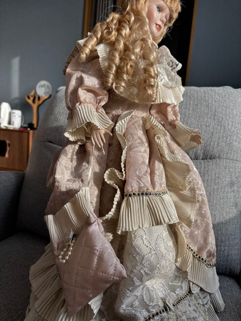 フリル装飾のドール