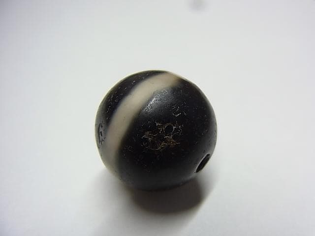 ★K2501★アンティーク　白帯　19ミリ　丸ビーズ　護符アミュレット　薬師玉