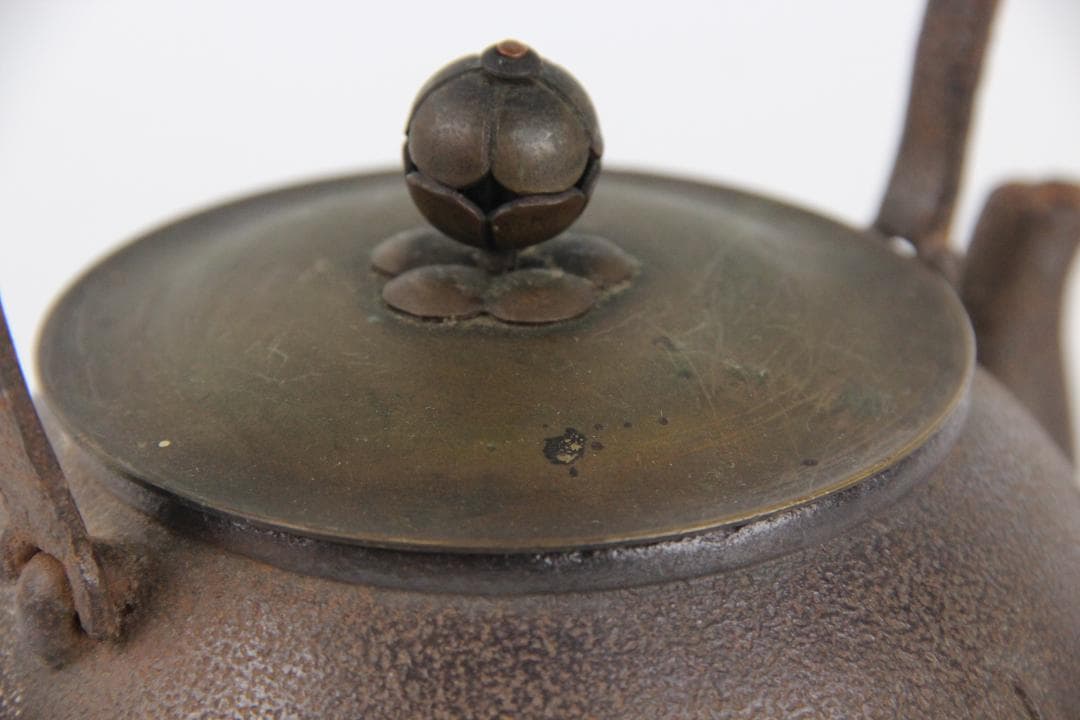 梅樹梅花文 古鉄瓶　鉄瓶　容量約900ml 茶道具　湯沸　煎茶道具 EG21-6