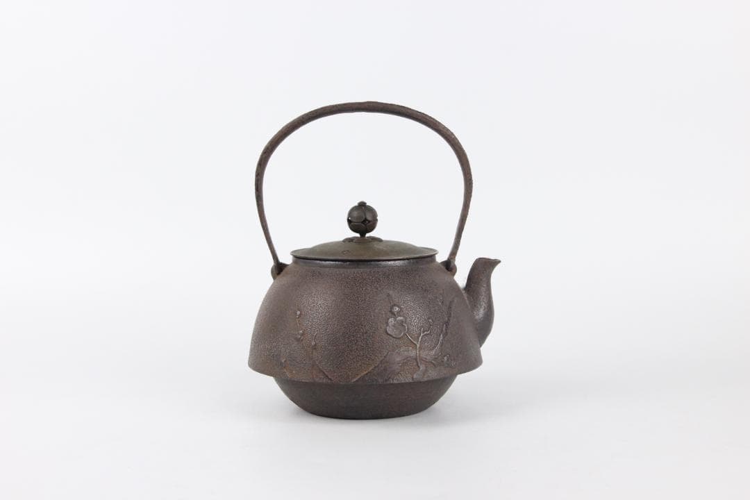 梅樹梅花文 古鉄瓶　鉄瓶　容量約900ml 茶道具　湯沸　煎茶道具 EG21-6