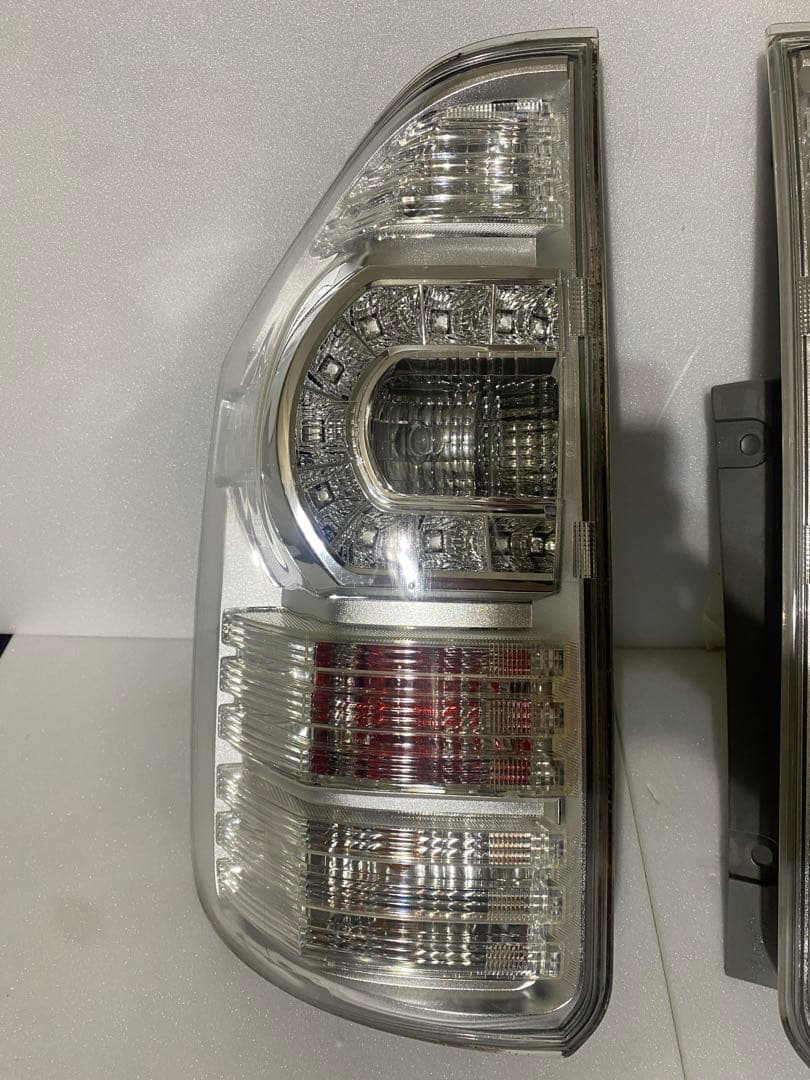 トヨタ ヴォクシー 70系 後期 純正LEDテールライト 左右セット