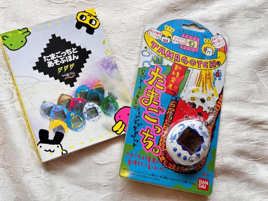 【未使用品】1997年製　第二弾発売　新種発見たまごっち＆「たまごっちと遊ぶ本」