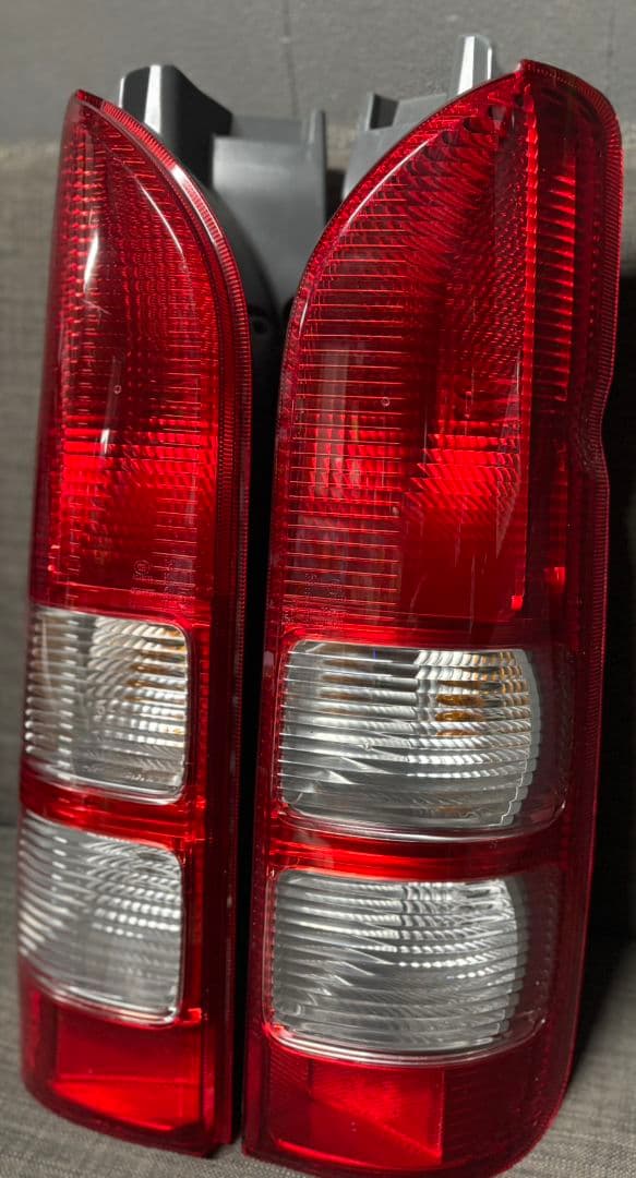 純正トヨタハイエース200系 純正テールランプ左右セット
